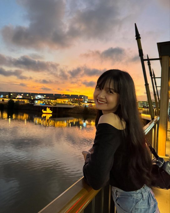 anzarra's tweet image. "ini beneran, fotonya mau di waduk sini aja?"
"beneraaan, ayo cepet ini mumpung sunset-nya baguus, ngga akan ada yg merhatiin ini waduk..."

iya juga, sih. bahkan kalopun ini tambak, org akan salfok merhatiin sunset-nya yg bagus. what a lovely sunset #sundate with ayang. 🤗🌅❤️