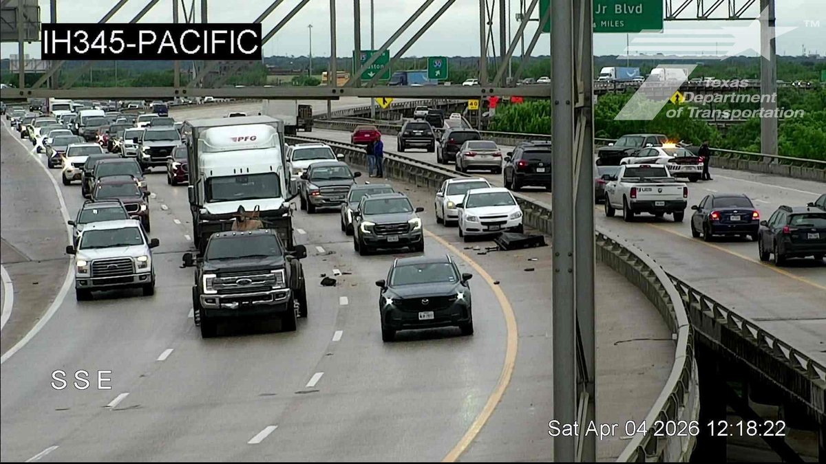 krldtraffic's tweet image. #Downtown #Dallas:  SB-75 @ I-30 - a crash has the left lane &amp;amp; shoulder blocked - police &amp;amp; fire are on the scene - traffic starts to slow down @ Woodall Rogers.
@KRLD #KRLDTraffic #1080KRLD #trafficalert @TxDOTDallas