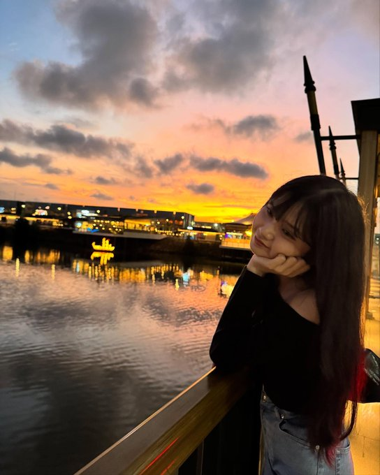 anzarra's tweet image. "ini beneran, fotonya mau di waduk sini aja?"
"beneraaan, ayo cepet ini mumpung sunset-nya baguus, ngga akan ada yg merhatiin ini waduk..."

iya juga, sih. bahkan kalopun ini tambak, org akan salfok merhatiin sunset-nya yg bagus. what a lovely sunset #sundate with ayang. 🤗🌅❤️