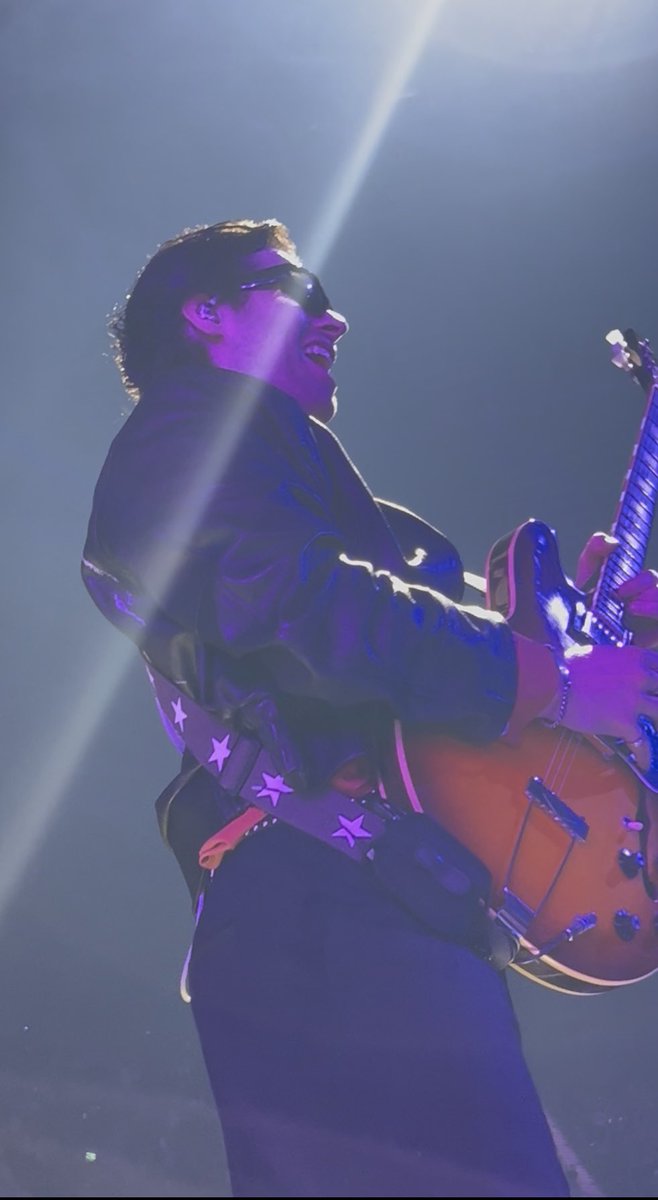 h0e4calum's tweet photo. had the best time on tour (only london😪) <33 maybe i’ll go to amsterdam 🥲 #5sos #5soseveryonesastar #5soslondon #5soseastour #calumhood #lukehemmings https://t.co/CsQUa6FzkO