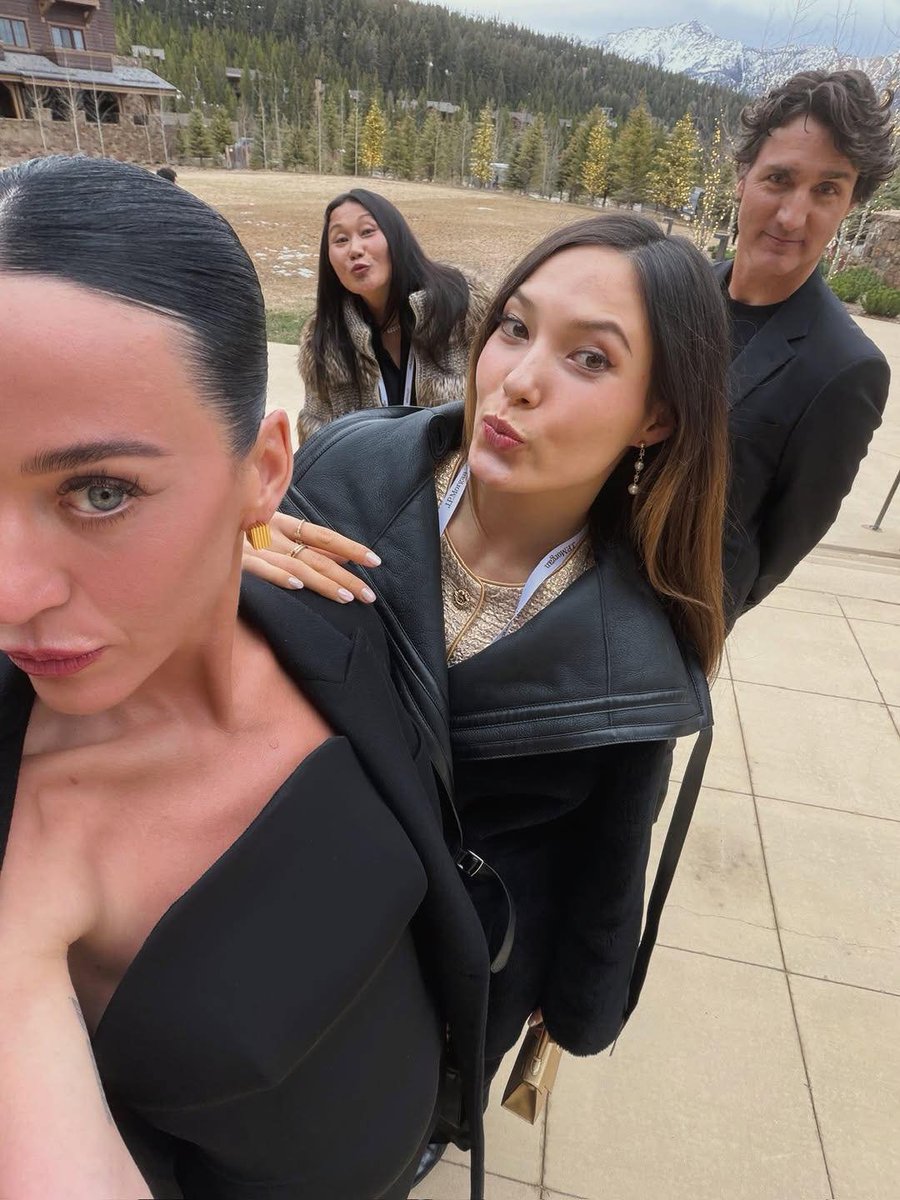 MeghansMole©️ tweet media