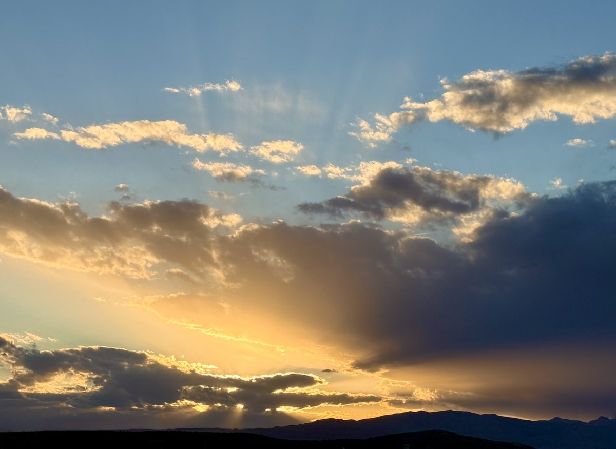 rachelaziani's tweet image. The #sunset last night is worth sharing! 🙏
#FridayNight 
Have a great weekend everyone! 🐰