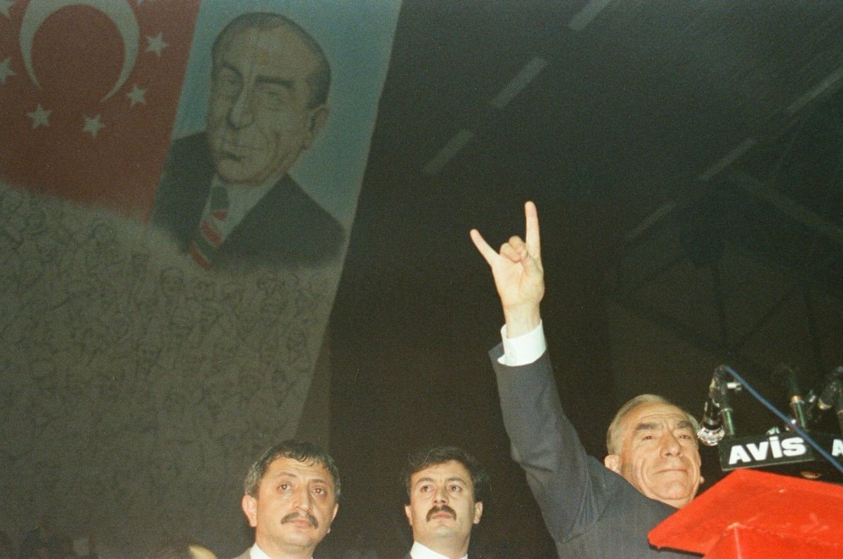 Hiç kavga etmeyin, hiç kavga etmeyin. Herkesi dost yapın kendinize. Kadife eldiven içinde çelik yumruk olun. Ama, bıçak kemiğe dayandığında kavga etmek zorunda kaldığınızda öyle bir kavga edin ki, bir daha kimse size saldırmak cesaretini bulamasın. 

Başbuğ Alparslan Türkeş