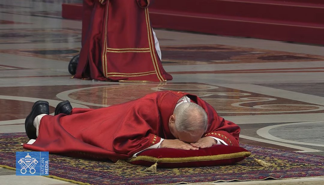 El Papa León XIV llevó la Cruz durante las 14 estaciones para recordar que Cristo dio la vida por Amor y Compasión.
Primera Estación: "Toda persona con autoridad tendrá que rendir cuentas a Dios por la forma en que ejerce su poder".
Porque Jesús dijo: "Todo lo que le hagan a otro