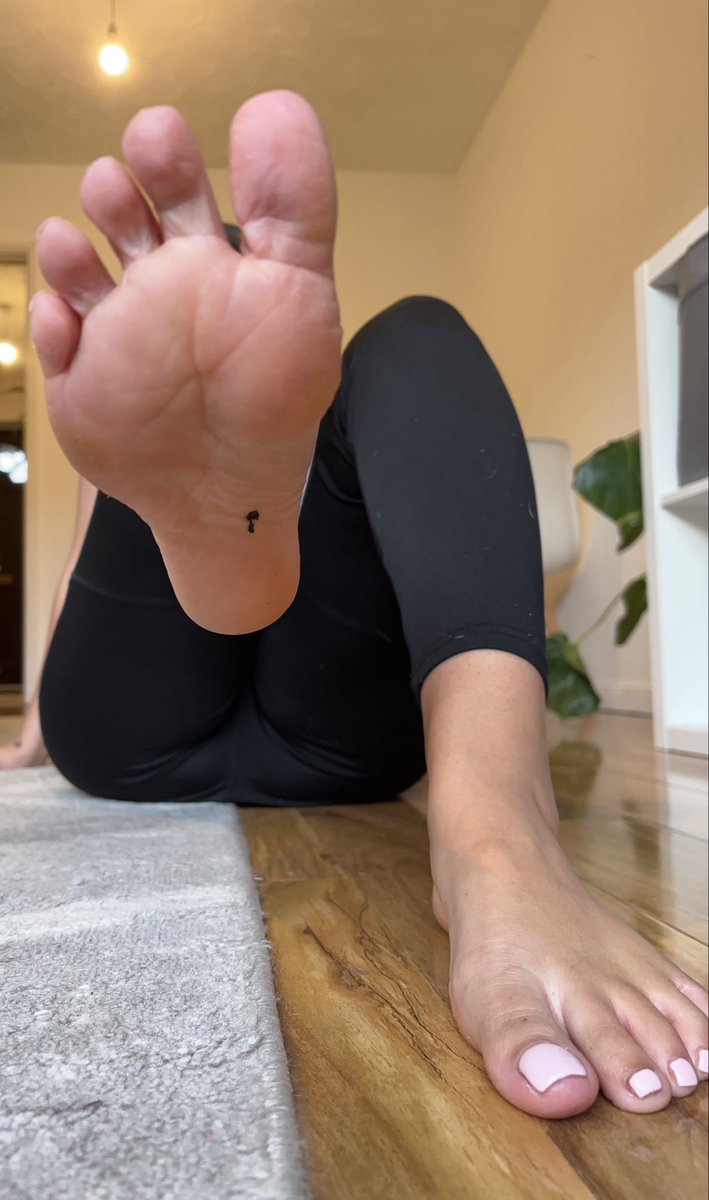 Deliahsamsung's tweet photo. Check me out on @FeetFinder 

#feet #feetfetish #feetworship #footdom  #feetdom #cutefeet #sexyfeet #lovemyfeet #myfeet #ticklemyfeet #kissmytoes #barefeet #kissmytoes #kissmyfeet #footrubs #feethugs https://t.co/ngcaR4CcQK