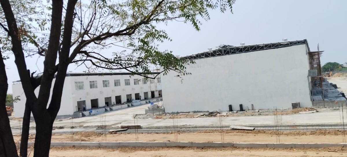 Updatestrichy2's tweet image. Construction 🏗️ Update of 22 Acre Periyar Integrated Market Complex at Panjappur 

Project Phase 1 nearing completion and Construction begins for Phase II  (center Part of the Render) #Trichy #Market #Project
