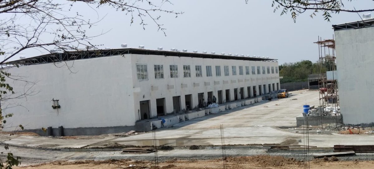 Updatestrichy2's tweet image. Construction 🏗️ Update of 22 Acre Periyar Integrated Market Complex at Panjappur 

Project Phase 1 nearing completion and Construction begins for Phase II  (center Part of the Render) #Trichy #Market #Project