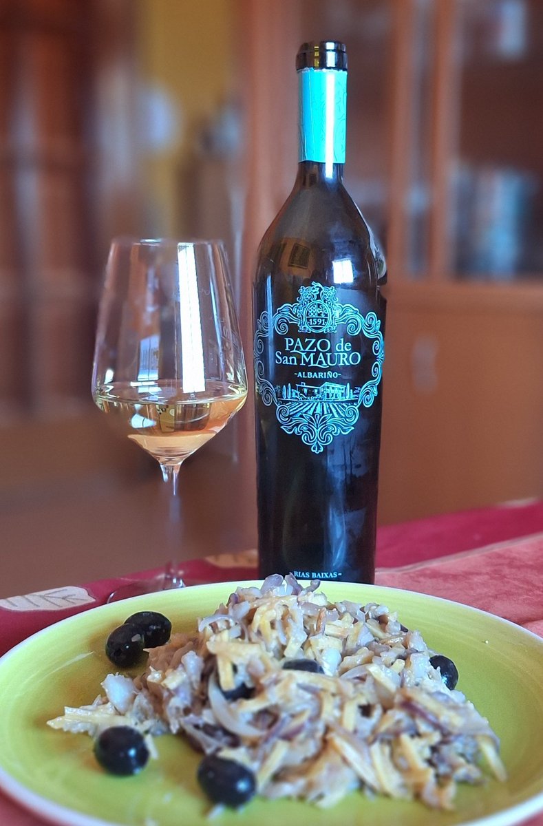 dmanso73's tweet image. Bacalhau à brás, esta vez con cebolla morada que le da un toque diferente, acompañando por un rico Albariño. Placeres mundanos 👌🍷
#vino #Galicia #gastronomía