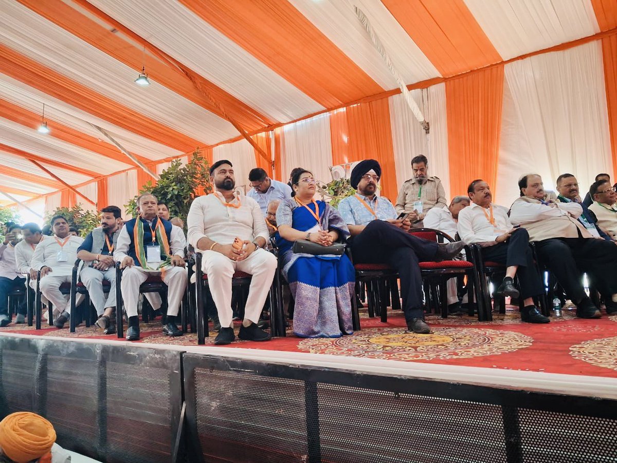 फरीदाबाद की धरती पे जो जोश नज़र आया, 
हर दिल ने आज एक नया इतिहास रचाया।

विकसित फरीदाबाद धन्यवाद रैली में सम्मिलित होकर मुख्यमंत्री श्री <a href="/NayabSainiBJP/">Nayab Saini</a> जी का आशीर्वाद प्राप्त किया। रैली की अध्यक्षता कर रहे कैबिनेट मंत्री श्री <a href="/VipulGoelBJP/">Vipul Goel</a> जी ने विकसित फरीदाबाद का संकल्प दोहराया