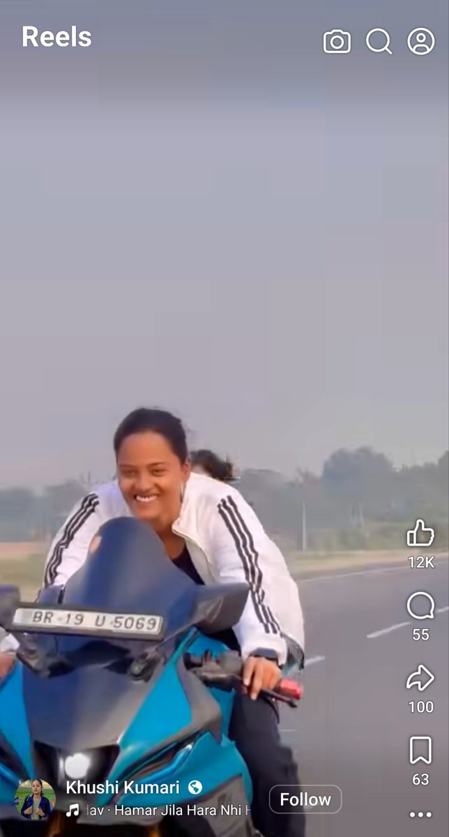Singhhagain's tweet photo. सर पर हेलमेट नहीं, और सड़क पर लहरिया कट, अपने जान के साथ साथ लोगों के जान का भी खतरा, एक बाइक का नंबर BR19 U 5069 और दूसरे बाइक के नंबर प्लेट पर शान से "POLICE" लिखा हुआ, @bihar_police एक बार सबक सीखा देगी तो उम्मीद है की मान जाएंगी ये लोग https://t.co/zKpBoXyepI