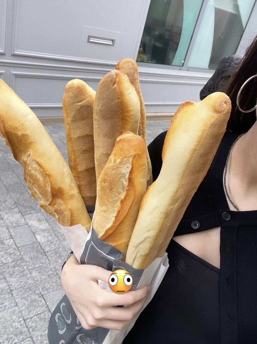 EphemeralMudae's tweet photo. Side quest : oui oui baguette army https://t.co/8EVAPiAXII