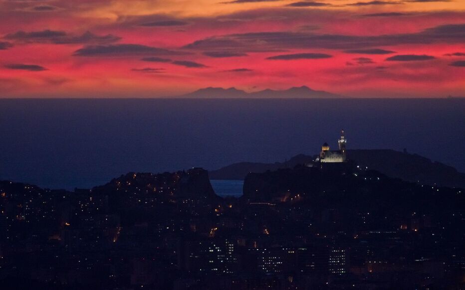 NGC4565's tweet photo. @LilyCroftVT @SanchezBru5473 @LeContempIateur La Corse sur la première, depuis Nice.
Le Canigou depuis Marseille sur la deuxième. https://t.co/5MVXdgFZJh