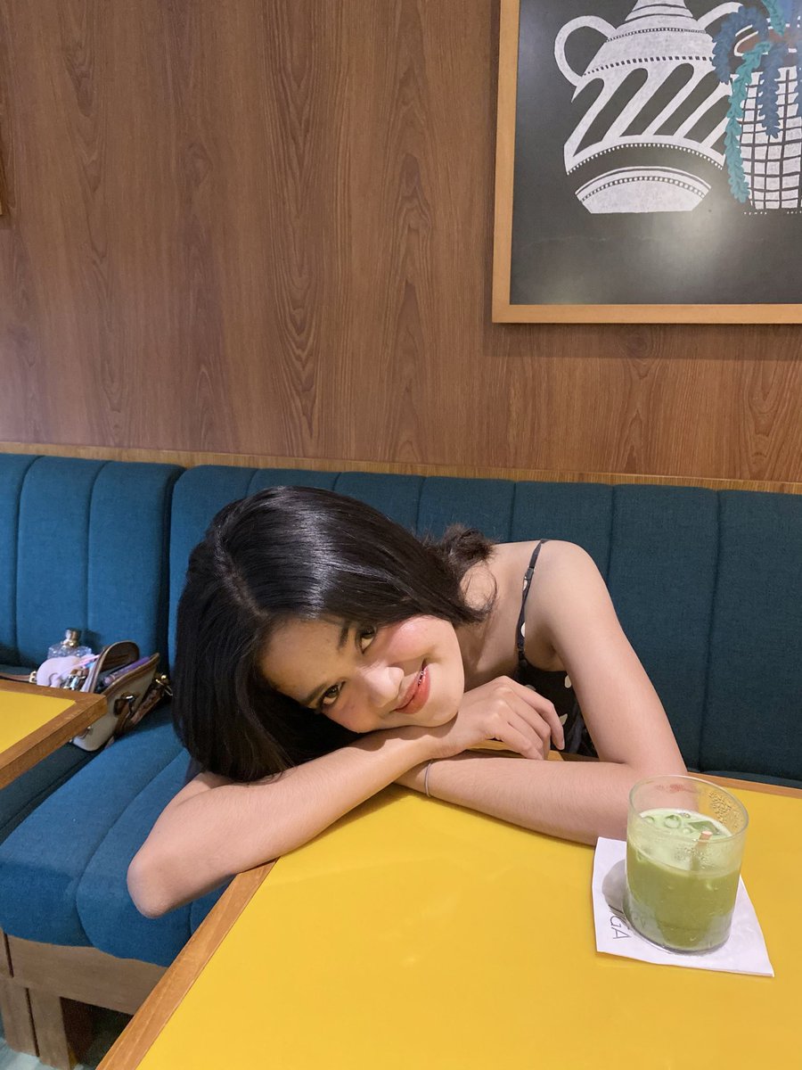 ditarchv's tweet photo. sumpah aku jg merasa lebih bagus dari atas https://t.co/NIA4syKCAI