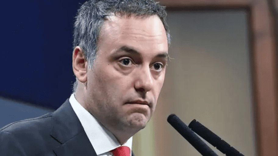 En el Gobierno Nacional sospechan que las dos jubiladas que le prestaron dinero a Adorni eran espias Rusas!!
Agarrate Catalina!!!