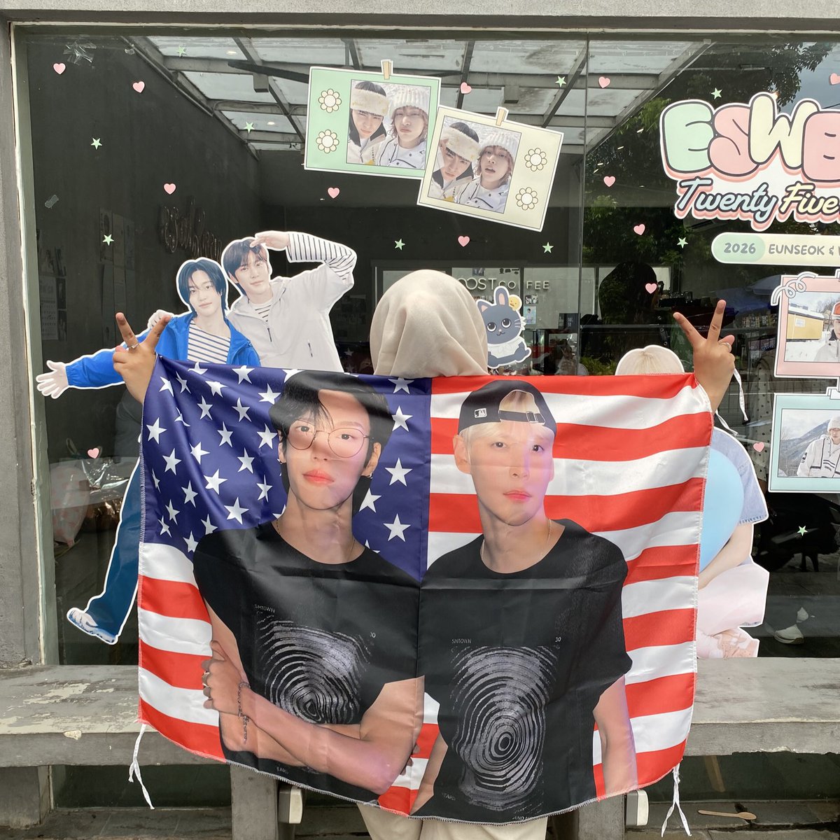 superrrrr happyyy hari ini dtg ke hajatan my parents🩵 

cafe event by <a href="/ESWBLOOM2524/">ESWBLOOM – Twenty Five : Twenty Four</a> 🐾
#EUNSEOK #WONBIN
#2524_SeasonOf_ESWB
#ESWBLOOM_TwentyFiveTwentyFour