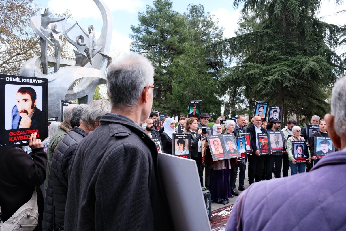 sesamed21's tweet photo. Onursal Genel Başkanımız Necati Aydın’ın hikâyesi, “Kayıplar Bulunsun, Failler Yargılansın” eyleminde okundu.
Onursal Genel Başkanımız şahsında; tüm kayıpların akıbetinin açıklığa kavuşturulması, faillerin yargı önüne çıkarılması ve adaletin sağlanması için Hakikat Komisyonu’nun kurulması gerektiğini bir kez daha vurguluyoruz.
Onursal Genel Başkanımızın mücadelesini ve değerlerini sendikal mücadelemizde yaşatacağımızın sözünü yineliyoruz.
🥀🥀🥀🥀🥀🥀🥀🥀🥀🥀🥀🥀🥀
Çîroka Serokê Me yê Rûmetê Necati Aydın di çalakiya “Windayî Bêne Dîtin, Faîl Bêne Dadgehkirin” de hate xwendin.
Di kesayetiya Serokê Me yê Rûmetê de, em careke din dibêjin ku ji bo ku hemû kesên windayî bêne dîtin û faîlên wan bêne dadgehkirin, pêwîst e ku Komîsyona Rastiyê were avakirin.
Em sozê xwe nû dikin ku em ê têkoşîna Serokê rûmetîme xwe di têkoşîna sendîkaya me de bijînin û bidomînin.