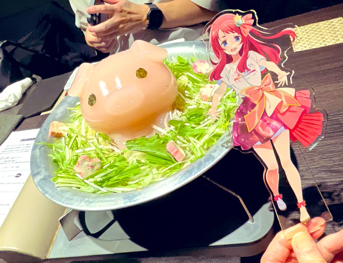 sunao_sou's tweet photo. ゾンビランドサガLIVE 1日目お疲れさまでした！！
トロッコめっちゃ来るわセンターステージ近いわメインステージも近いわ全部が楽しすぎてやばかったです...プレミアム席しゅごい...
ありがとうフランシュシュ🧟‍♀️✨
かんぱーい🍻
#ゾンビランドサガ https://t.co/tm9cDQNd50