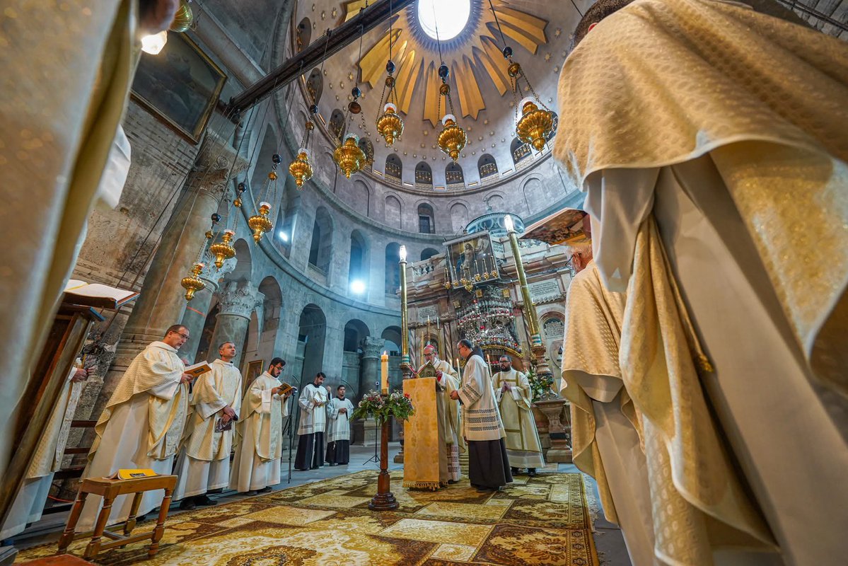 PalCatholic's tweet image. ✝️🕯️ Holy Saturday, Church of the Holy Sepulchre. سبت النور من القدس.