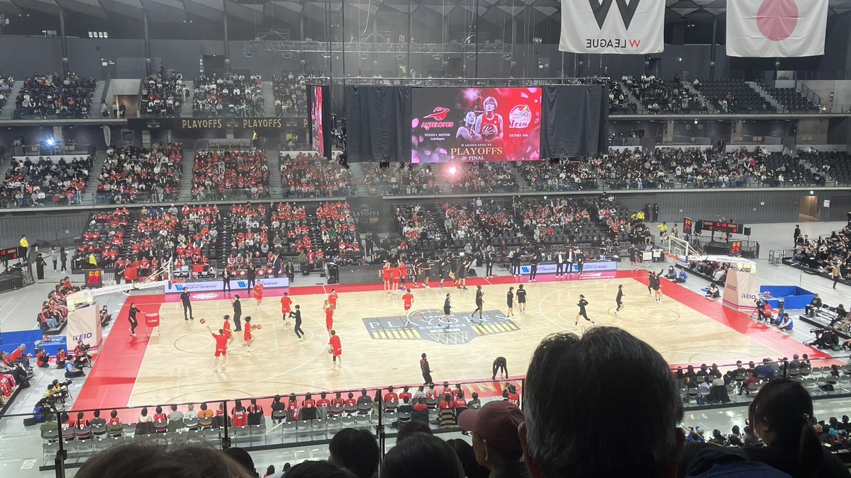 tousuke4229's tweet photo. バスケのWリーグを初めて観に行きました🏀

やはりスポーツの選手紹介のムービーってめちゃくちゃカッコいい❗️
素材が大事だけど、それをいかに派手に演出できるかは制作者の腕の見せ所ですね💪

いつか制作に携わってみたい😆 https://t.co/IRz0F03HvA