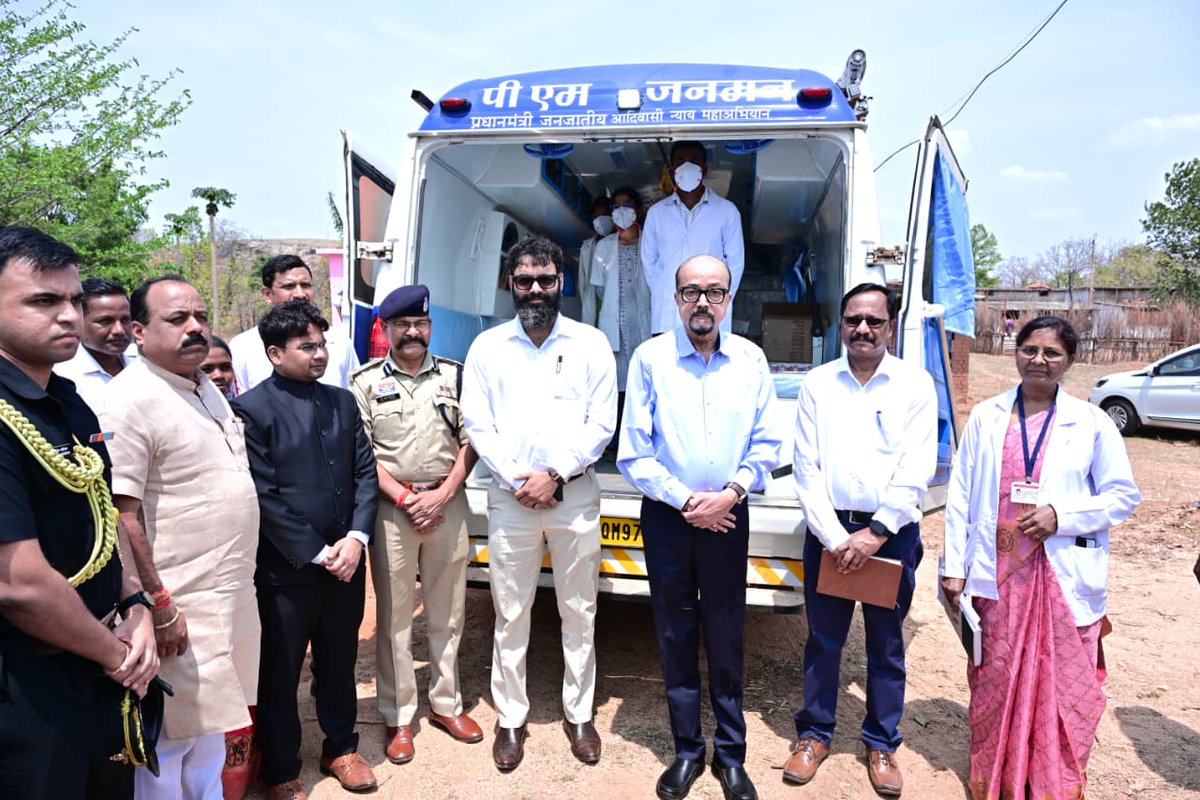 राज्यपाल रमेन डेका ने आज #जशपुर जिले के बेहराखार गांव में पीएम जनमन योजना  के तहत संचालित मोबाइल मेडिकल यूनिट का अवलोकन किया। इस मौके पर ...