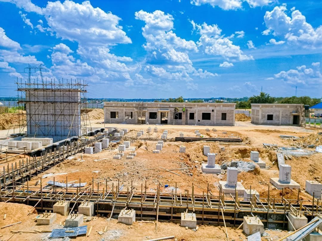 Mastermark45's tweet photo. Mradi wa Kituo cha Kupoozea Umeme cha Mkata (Mkata Substation) kilichopo eneo la Mkata.

Mradi huu wenye thamani ya sh.bilioni 50 unatarajiwa kutoa umeme wa uhakika, kuboresha upatikanaji wa huduma za nishati kwa wananchi na kuchochea shughuli za kiuchumi pindi utakapokamilika. https://t.co/yUf7gf3A8n
