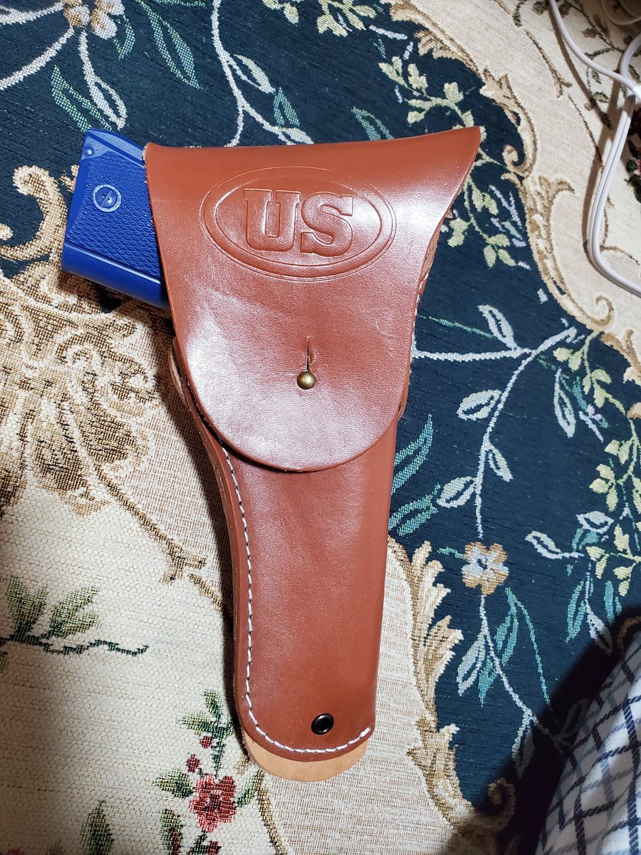copen_toygun's tweet photo. #Bluegun 
I love the M1911 so much that I even own a Blue Gun.

I use it to shape the holster and practice my shooting stance, but

even though it's a Blue Gun ,the M1911 has a stylish and refined design.

This is the kind of gun that embodies the "simple is best" philosophy, isn't it? 🤔