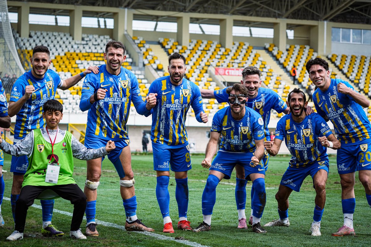 RToplu06's tweet photo. Tebrikler Bizim Takim 💛🤍
Nesine 2.lig Kırmızı grup 31.Haftasinda sahamızda konuk ettigimiz G.Gebzespor karsisinda 3-1 galip gelen takımımızı,teknik heyeti  sporcu kardeslerimizi almis oldukları galibiyetten dolayı tebrik eder başarılar diliyorum.
TEBRİKLER MUŞSPORUM 💛🤍 https://t.co/4x2YBXjl1u