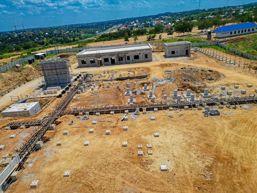 Mastermark45's tweet photo. Mradi wa Kituo cha Kupoozea Umeme cha Mkata (Mkata Substation) kilichopo eneo la Mkata.

Mradi huu wenye thamani ya sh.bilioni 50 unatarajiwa kutoa umeme wa uhakika, kuboresha upatikanaji wa huduma za nishati kwa wananchi na kuchochea shughuli za kiuchumi pindi utakapokamilika. https://t.co/yUf7gf3A8n