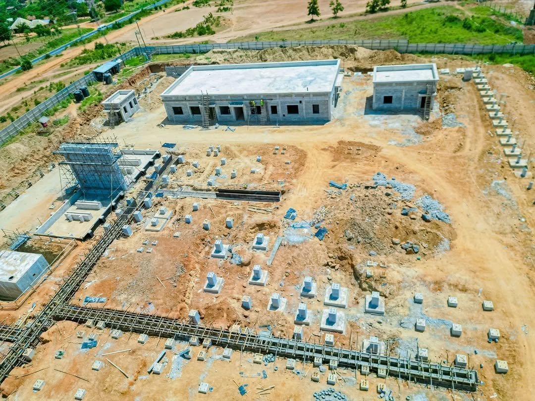 Mastermark45's tweet photo. Mradi wa Kituo cha Kupoozea Umeme cha Mkata (Mkata Substation) kilichopo eneo la Mkata.

Mradi huu wenye thamani ya sh.bilioni 50 unatarajiwa kutoa umeme wa uhakika, kuboresha upatikanaji wa huduma za nishati kwa wananchi na kuchochea shughuli za kiuchumi pindi utakapokamilika. https://t.co/yUf7gf3A8n