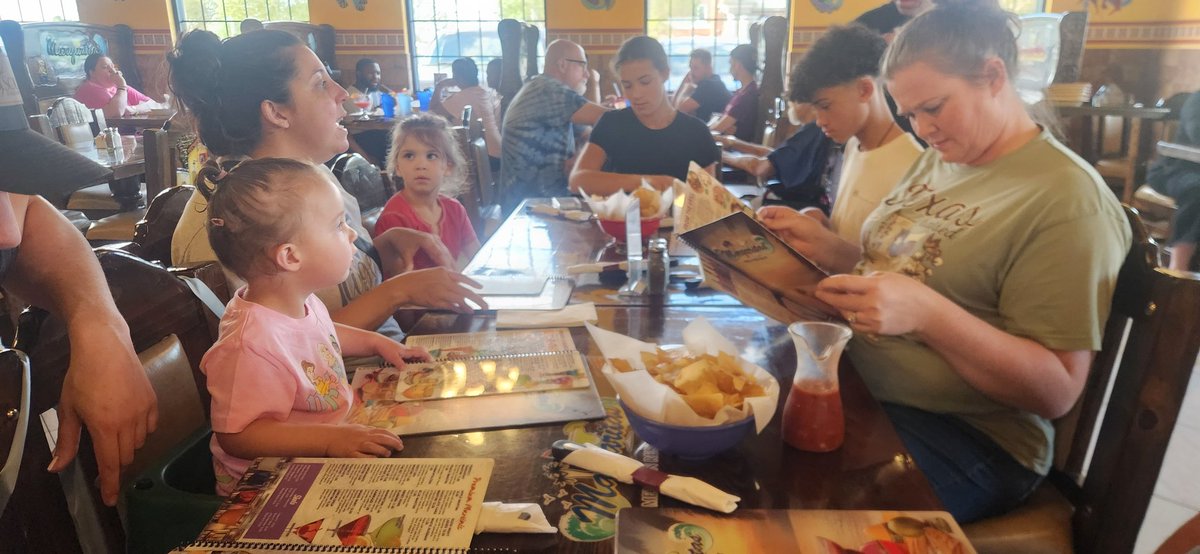 matmonsterk's tweet photo. Dinner out with the family. https://t.co/A38yhkQ6oZ