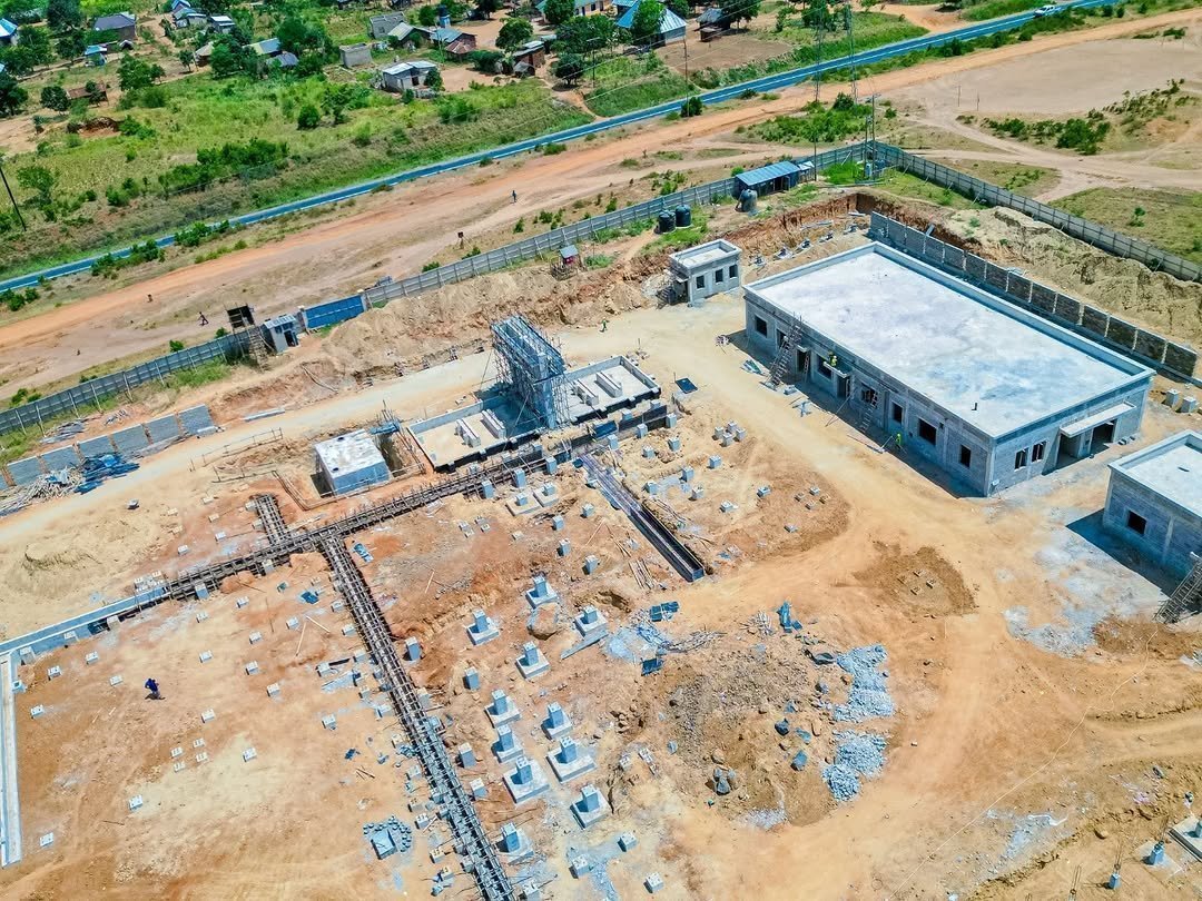 Mastermark45's tweet photo. Mradi wa Kituo cha Kupoozea Umeme cha Mkata (Mkata Substation) kilichopo eneo la Mkata.

Mradi huu wenye thamani ya sh.bilioni 50 unatarajiwa kutoa umeme wa uhakika, kuboresha upatikanaji wa huduma za nishati kwa wananchi na kuchochea shughuli za kiuchumi pindi utakapokamilika. https://t.co/yUf7gf3A8n