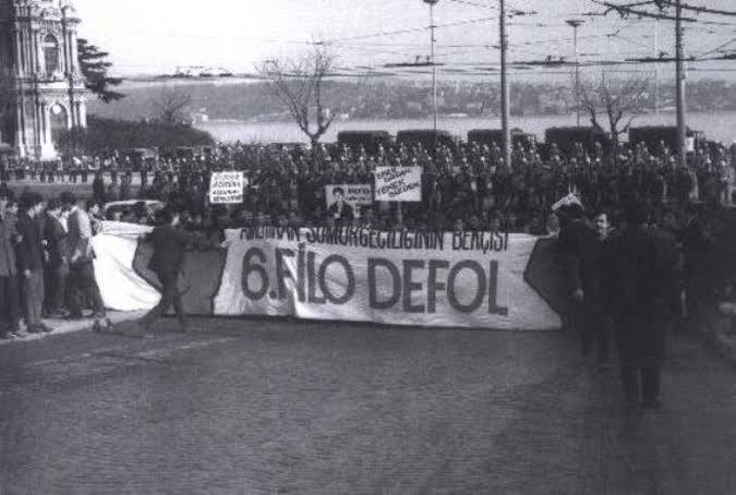 sinifsavasi6's tweet photo. Halkların Katili NATO’nun Kuruluşu ve Türkiye’de Anti-Emperyalist Mücadele|

4 Nisan 1949’da Washington D.C.’de imzalanan Washington Antlaşması ile kurulan Kuzey Atlantik Antlaşması Örgütü, yıllardır “kolektif savunma” ve “barışı koruma” söylemleriyle meşrulaştırılmaya çalışılsa da, gerçekte bundan çok daha farklı bir işleve sahiptir. NATO, Soğuk Savaş koşullarında ortaya çıkmış; kapitalist-emperyalist sistemin kendini koruma, genişletme ve sürdürme ihtiyacının askeri bir örgütlenmesi olarak şekillenmiştir. Bu yönüyle NATO, tarafsız bir güvenlik mekanizması değil; açık biçimde belirli bir dünya düzeninin, belirli güçlerin çıkarlarını koruyan bir aygıttır. 

Kurulduğu günden bu yana NATO’nun faaliyetlerine bakıldığında, bu yapının yalnızca “savunma” ile sınırlı kalmadığı açıkça görülür. Farklı coğrafyalarda yürütülen askeri müdahaleler, siyasi baskılar ve dolaylı operasyonlar; NATO’nun küresel ölçekte bir güç dayatma mekanizması olarak işlediğini ortaya koymaktadır. Bu nedenle NATO, yalnızca bir askeri ittifak değil; emperyalist sistemin sürekliliğini sağlayan, gerektiğinde doğrudan müdahale eden, gerektiğinde ise ülkelerin iç dengelerini şekillendiren bir araçtır. “Güvenlik” adı altında yürütülen bu politikalar, çoğu zaman halklara savaş, yıkım ve bağımlılık olarak geri dönmüştür. 

Bu nedenle 4 Nisan, yalnızca bir kuruluş tarihi değil; emperyalist askeri örgütlenmenin kurumsallaştığı bir gündür. Kuzey Atlantik Antlaşması Örgütü eşitlik ya da güvenlik üretmez; büyük güçlerin çıkarlarını koruyan bir askeri aygıt olarak işler. Bizler NATO’ya açıkça karşıyız. Çünkü bu yapı, halkların iradesini değil, bağımlılığı ve dış müdahaleyi büyütür. 

Bu yaklaşım, kuruluşu takip eden kısa süre içinde yaşanan gelişmelerle birlikte daha somut bir nitelik kazanmıştır. 1949’da Sovyetler Birliği'nin ilk atom bombası denemesi ile birlikte küresel nükleer denge değişmiş, Batı blokunda “tehdit” algısı daha da keskinleşmiştir. Aynı yıl Çin Devrimi sonucunda Asya’da sosyalist bir gücün ortaya çıkması, bölgesel dengeleri derinden sarsmış ve bu gelişmeler Kore yarımadası başta olmak üzere birçok bölgede gerilimi artırmıştır. Tüm bu süreç, henüz açık bir savaş başlamadan önce bile, dünyanın iki blok arasında hızla kutuplaştığı bir dönemi ifade etmiş; Kore Savaşı’na giden zemini fiilen haz��rlamıştır.
Bu çerçevede, NATO’nun pratikte nasıl işlediği en açık biçimde Kore Savaşı sürecinde görülmüştür. 1950’de başlayan bu savaş, çoğu zaman “iki Kore arasındaki bir çatışma” olarak anlatılsa da, gerçekte emperyalist sistem ile sosyalist blok arasındaki küresel mücadelenin sıcak bir cephesi olmuştur. 

Amerika Birleşik Devletleri öncülüğünde yürütülen askeri müdahale, yalnızca Kore yarımadasını değil, dünya dengelerini şekillendirme hedefi taşımış; halkların kendi kaderini tayin hakkı, büyük güçlerin çıkar hesapları arasında ezilmiştir. Bu savaş, “barış” ve “güvenlik” söylemleriyle meşrulaştırılan müdahalelerin, gerçekte nasıl bir yıkım ve bağımlılık ürettiğini açık biçimde ortaya koymuştur.