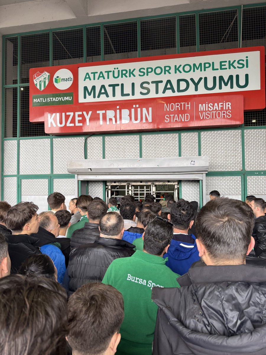 onur_default's tweet photo. Misafir Tribünü kontroller çok uzun sürüyor maçı kaçıracak taraftarlar var @BursasporSk @EnsCelik16 https://t.co/cygGCsiGtO