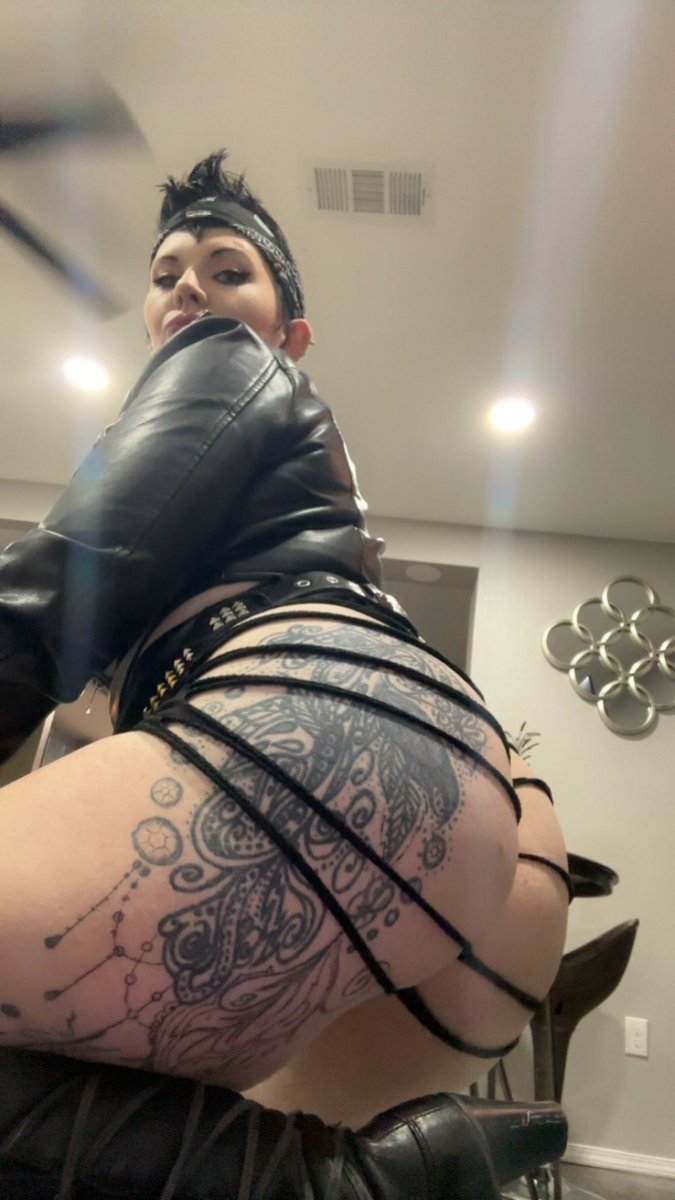 GothyMommy 🧛🏻‍♀️ tweet media