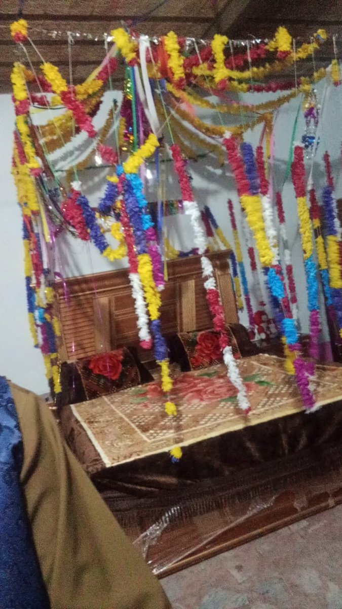 kanwaly786's tweet photo. پیٹرول کے بجائے سرسوں کا تیل خریدیں صبح شام ٹانگوں پہ لگا کے پیدل چلیں۔۔ایک تو بچت ہو گئی دوسرا صحت اچھی ہوگی۔۔۔ https://t.co/DAoHr9HDQb
