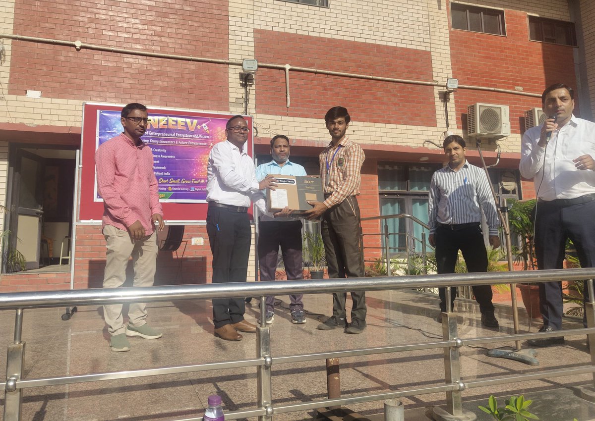 sbvsadiqnagar's tweet photo. 🎉 Heartiest congratulations 🎉 

Anubhav, a brilliant student of our school, has topped the X Class (batch 2024–25) with his exceptional performance and dedication. He was felicitated with a laptop by the respected Principal. 🌟 @sbvsadiqnagar https://t.co/lT1zEHEyBG