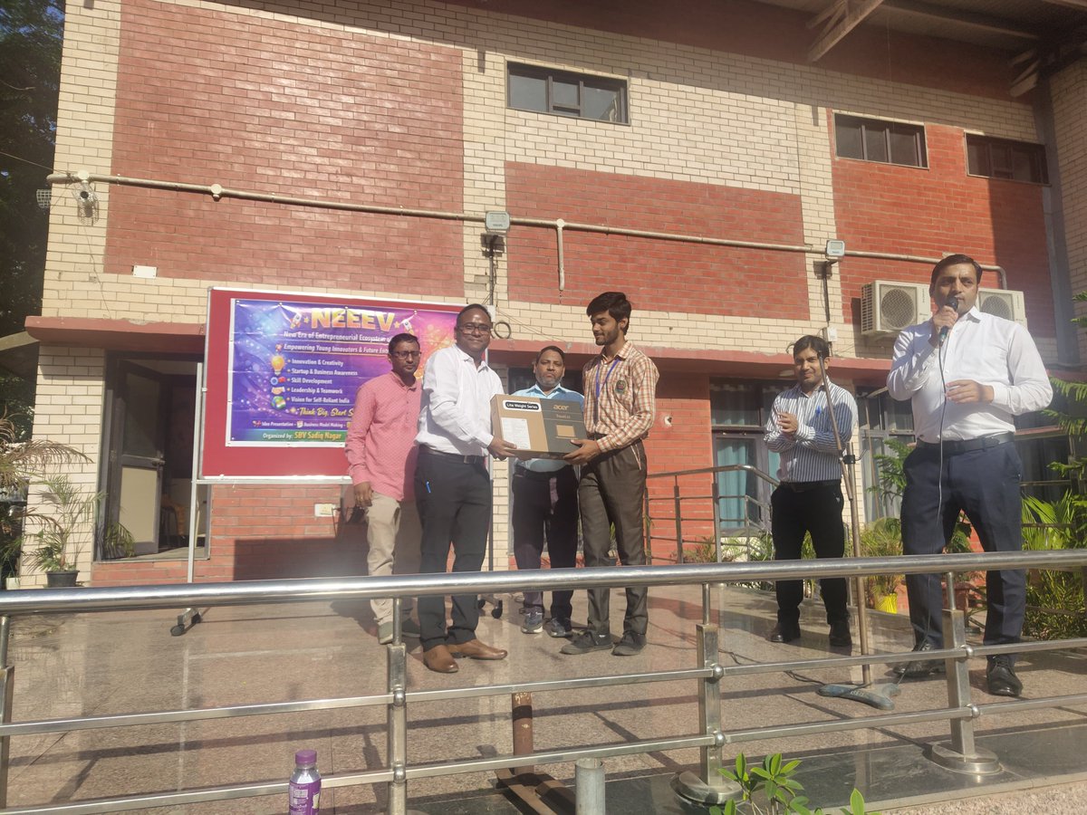 sbvsadiqnagar's tweet photo. 🎉 Heartiest congratulations 🎉 

Anubhav, a brilliant student of our school, has topped the X Class (batch 2024–25) with his exceptional performance and dedication. He was felicitated with a laptop by the respected Principal. 🌟 @sbvsadiqnagar https://t.co/lT1zEHEyBG