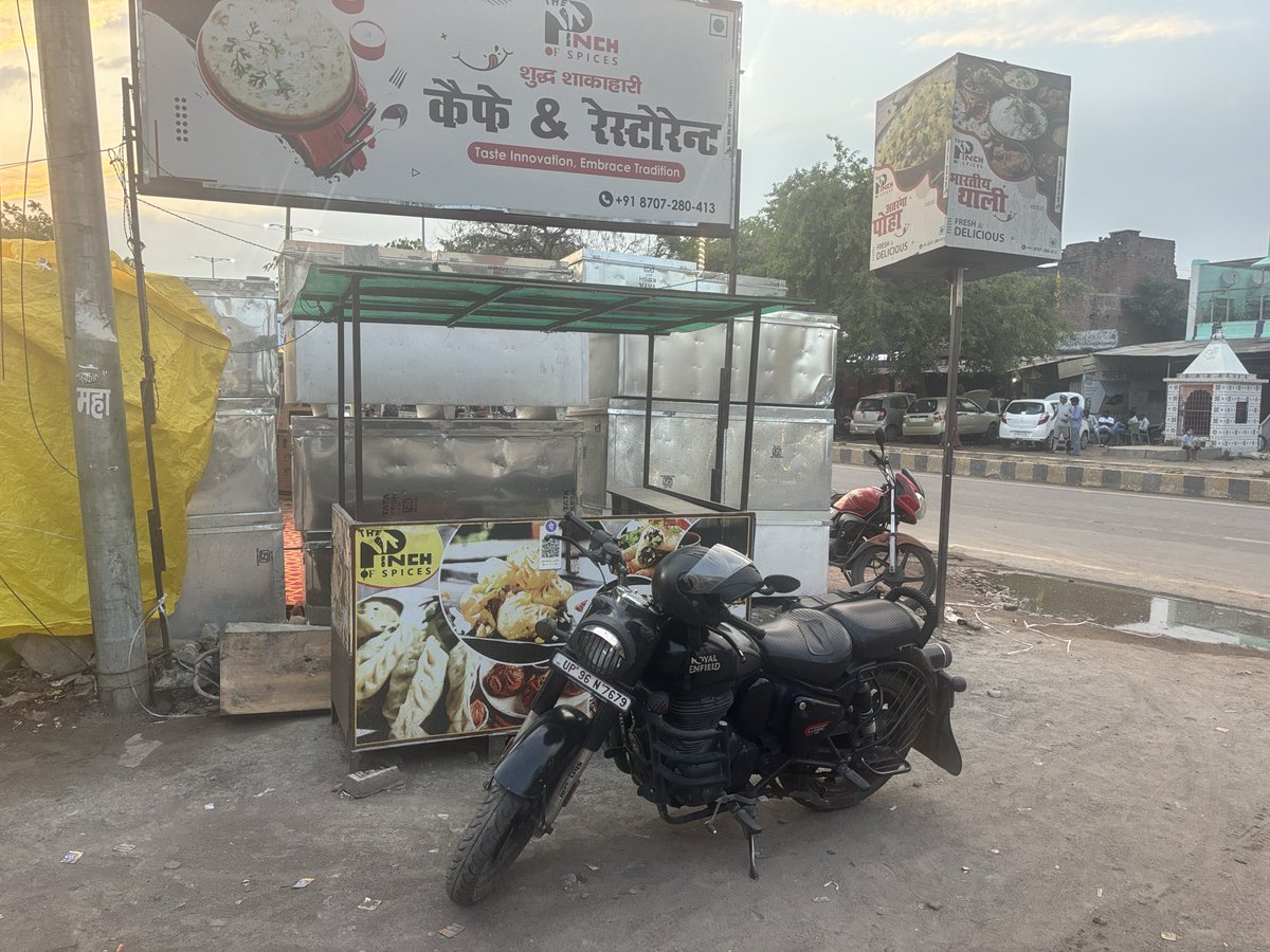 sp8840's tweet photo. @ChitrakootDm @chitrakootpol अतिक्रमण जिले के बड़े व्यापारी द्वारा रोड पर किया हुआ है ।अतिक्रमण डीएम साहब के नवीन प्रोजेक्ट स्थल धनुष चौराहा से पटेल चौक के मध्य प्रिंस मोबाइल द्वारा https://t.co/MFl0iufzKP