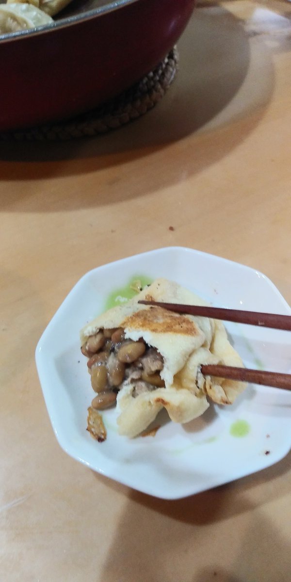 納豆に鯖の水煮缶の身と汁を少々。
からしとタレ入れてよ～く混ぜる。
油揚げに積める。
で、焼く。
ざぅっといい食感に、納豆と鯖の味わいがめちゃウマ。
漬け物とか入れてもウマいと思う。 