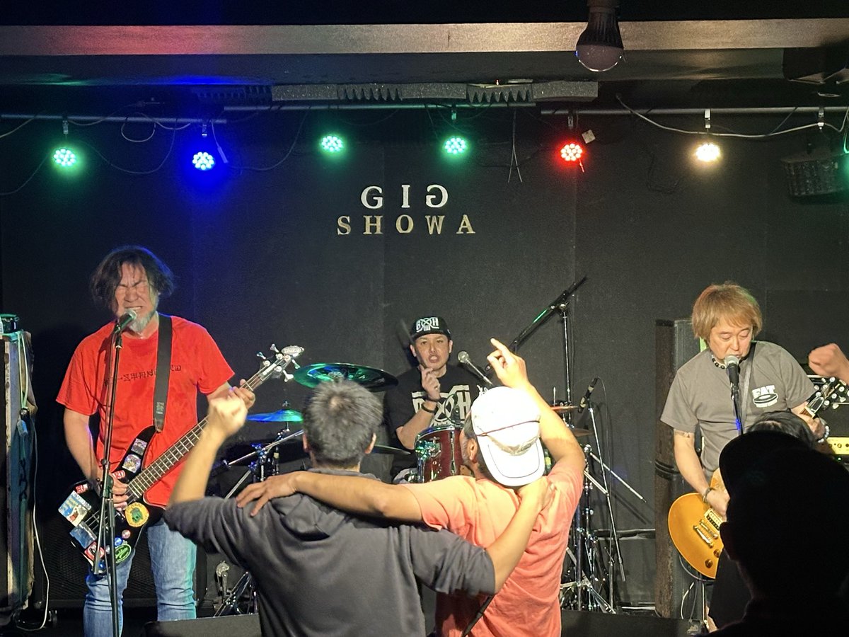 100日後に閉店するLIVEHOUSEのPA前シン tweet media