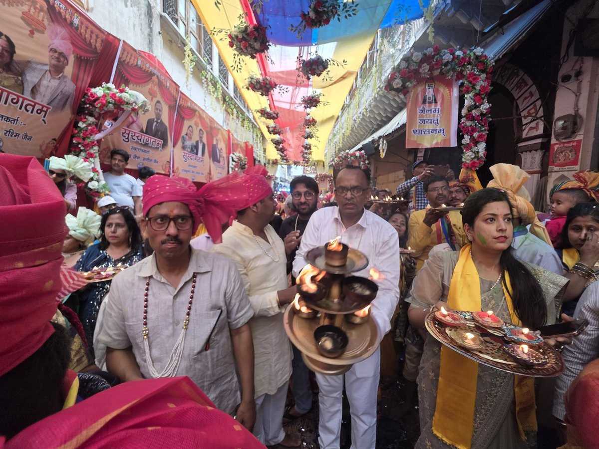 anjan_babli's tweet photo. महावीर जयंती के उपलक्ष में शिकारपुर में निकाली गई रथ यात्रा https://t.co/9KoUq9wA65