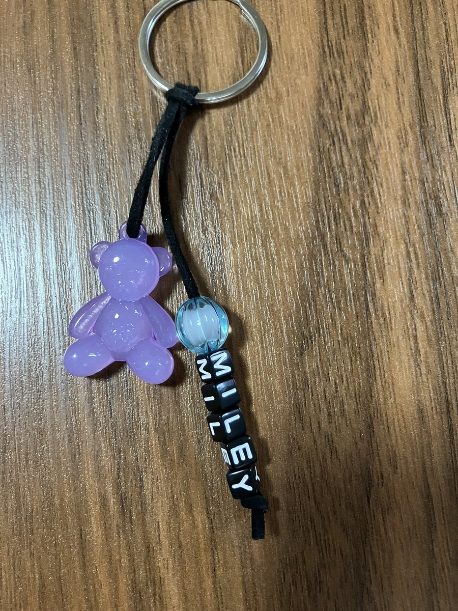 misaexyz's tweet photo. お友達とお揃いで娘にあげたら
ママが使えば?と言って全く使ってくれなかったお名前キーホルダー
言われた通りに作ったのにw
なおお友達は愛用してくれている模様 https://t.co/89tLaqWFu4