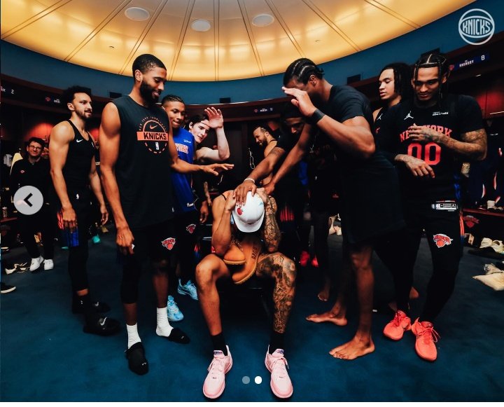 NYK_Mentality85's tweet photo. Since signing Jeremy #Sochan (23 games ago) Mike Brown hasn't given us an opportunity to see his value (@ the age of only 22) as a former Top-10 draft pick because (before last night) he was only averaging 5.2 minutes per game (13 games) with 9 DNP's.

Gregg Popovich said it best: He's a 6'8 natural PF @ 230 lbs who can not only guard 1-5 but who can also bring up the ball like a PG.

And last night he was given an opportunity (and he absolutely flourished).

Jeremy Sochan:
17 Minutes.
7 Points.
6 Defensive Rebounds.
2 Offensive Rebounds.
(8 Total Rebounds).
1 Assist.
1 Steal.
1 Block.
(Only 1 Turnover).
FG = 2/2 @ .1000%.
+/- of +30.

He looked like an absolute beast and it's important/pivotal that Mike Brown gives him a lot more opportunities against all 4 of Atlanta + Boston + Toronto + Charlotte in order to prepare this kid for our Playoff Rotation.