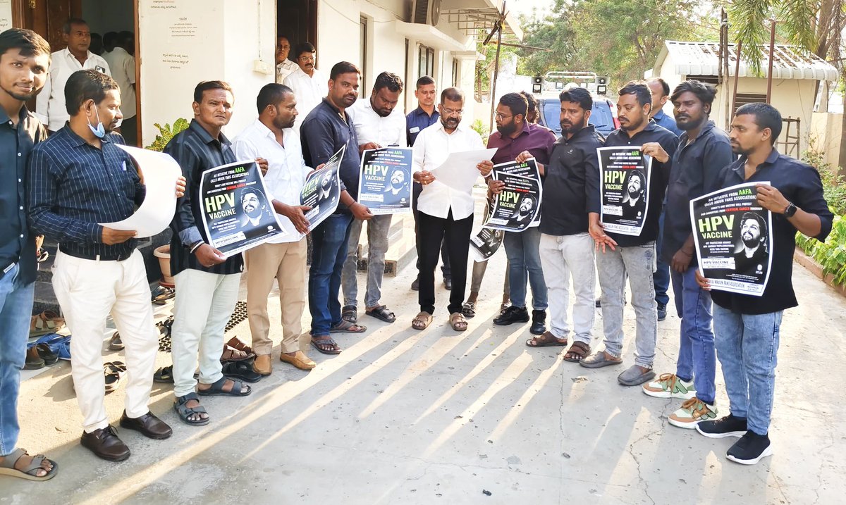 AAFAOnline's tweet photo. అల్లు అర్జున్ ఫ్యాన్స్ అసోసియేషన్ సామాజిక సేవ: అవగాహన పోస్టర్‌ను ఆవిష్కరించిన ఎమ్మెల్యే @naini_rajender.
@AAFA_Warangal
హనుమకొండలో అల్లు అర్జున్ ఫ్యాన్స్ అసోసియేషన్ ఆధ్వర్యంలో జరిగిన సామాజిక సేవా కార్యక్రమంలో భాగంగా HVP (సర్వైకల్ క్యాన్సర్) వ్యాక్సిన్ అవగాహన పోస్టర్‌ను గౌరవనీయులైన హనుమకొండ ఎమ్మెల్యే నాయని రాజేందర్ రెడ్డి గారు ఆవిష్కరించారు.

ఈ సందర్భంగా ఎమ్మెల్యే గారు మాట్లాడుతూ.. సామాజిక స్పృహతో ఇలాంటి ఆరోగ్య అవగాహన కార్యక్రమాలు చేపట్టడం ఎంతో గర్వకారణమని, అభిమానులు మరిన్ని సేవా కార్యక్రమాలతో ముందుకు వెళ్లాలని ఆకాంక్షించారు. ✨

ఈ కార్యక్రమంలో పాల్గొన్న వారు:
🔹 బొడ డిన్న మాజీ కార్పొరేటర్
🔹 రతన్ గౌడ్ - తెలంగాణ రాష్ట్ర ఉపాధ్యక్షులు
🔹 వేల్పకొండ రవి -  తెలంగాణ రాష్ట్ర సెక్రెటరీ
🔹 అచుకట్ల రమేష్ - ఉమ్మడి వరంగల్ జిల్లాల అధ్యక్షులు
🔹 ఎండి గౌస్ - జిల్లా ఉపాధ్యక్షులు
🔹 ముప్పు సతీష్ - జిల్లా జనరల్ సెక్రెటరీ
🔹 ఎస్. సతీష్, జిల్లా జనరల్ సెక్రటరీ.
🔹 జనగాని శంకర్ -హన్మకొండ సిటీ అద్యక్షులు.
మోహనకృష్ణ, కే గణేష్ మరియు ఇతర అభిమానులు పాల్గొన్నారు.

#AAFASupportsHPVDrive
#HPVVaccine
#CervicalCancerAwareness
#SwasthNariViksitBharat