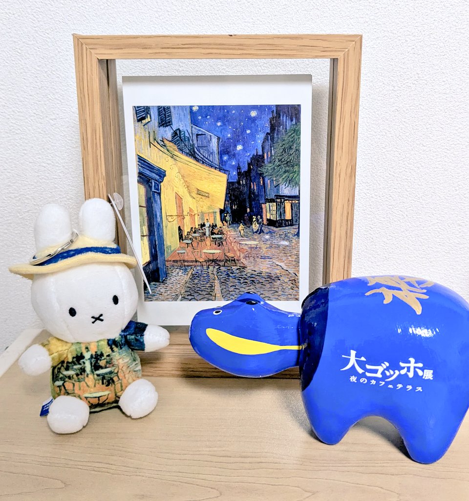 夜のカフェテラスミッフィーと ゴッホ展限定赤ベコかわいすぎんか 癒し