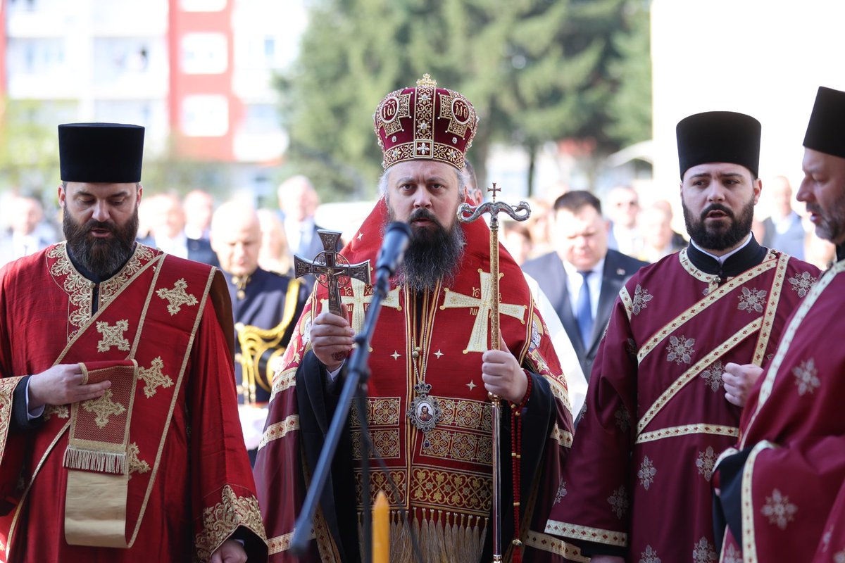 SelakG's tweet photo. Министру унутрашњих послова Жељку Будимиру и свим припадницима Министарства унутрашњих послова Републике Српске честитам Дан полиције Републике Српске.

Полиција Републике Српске је један од стубова државности Српске, али и гарант јавне безбједности и безбједности наших грађана. Њена улога није само у очувању јавног реда и мира, већ и у очувању уставног поретка и стабилности Републике.

Посебно поштовање дугујемо припадницима полиције који су своје животе уградили у темеље наше слободе и који су дали немјерљив допринос у одбрани Републике Српске током рата.

И у мирнодопском периоду, полиција остаје кључни фактор сигурности, борбе против криминала и заштите сваког грађанина.

Република Српска има снажну и одговорну полицију!