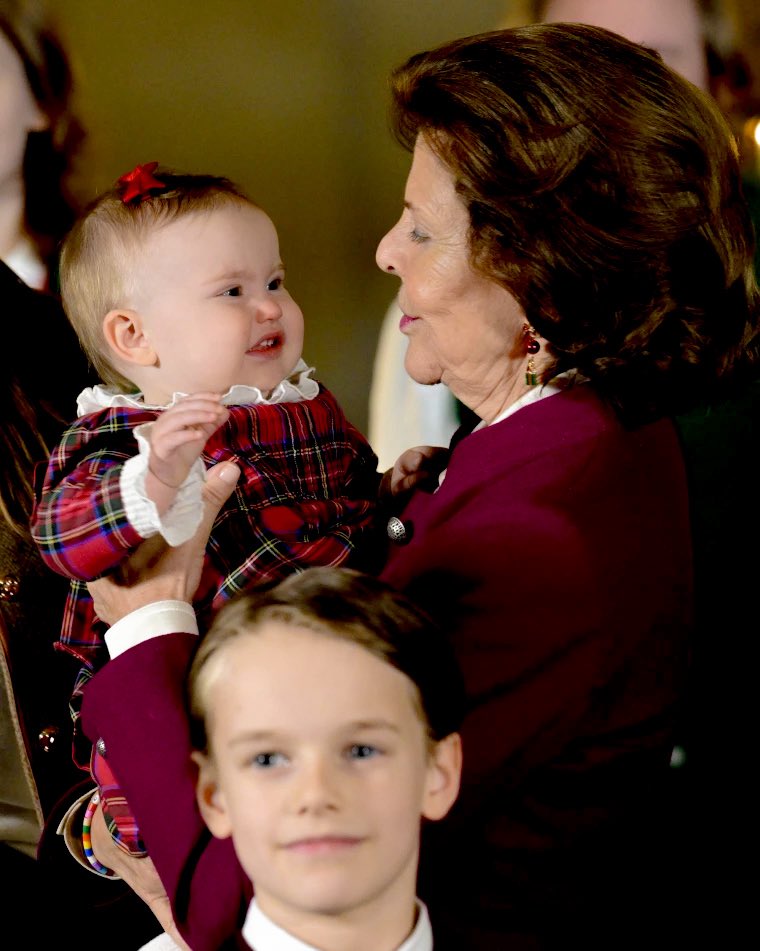 royalchildren_'s tweet photo. Queen Silvia and Princess Ines of Sweden receive the Christmas Trees from The Swedish University of Agricultural Sciences Umeå, at The Royal Palace in Stockholm, Sweden 🎄 -December 15th 2025.
.
#QueenSilvia #PrincessInes #Sweden https://t.co/HA8HOyy4bT