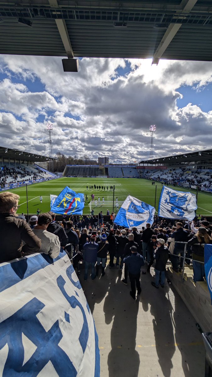 Total jävla överkörning i premiären - det gör vi om nästa lördag igen! 
Boka Ljungskile NU SOM I NU! 
linktr.ee/pekingfanz