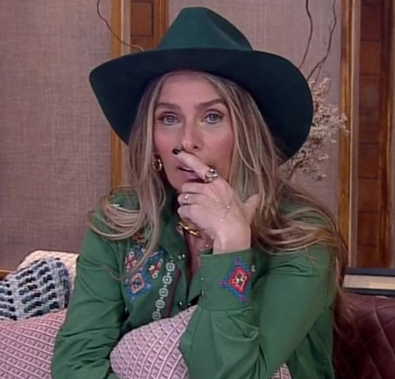 bruxa do 71 muito triste chorando na janela tweet media