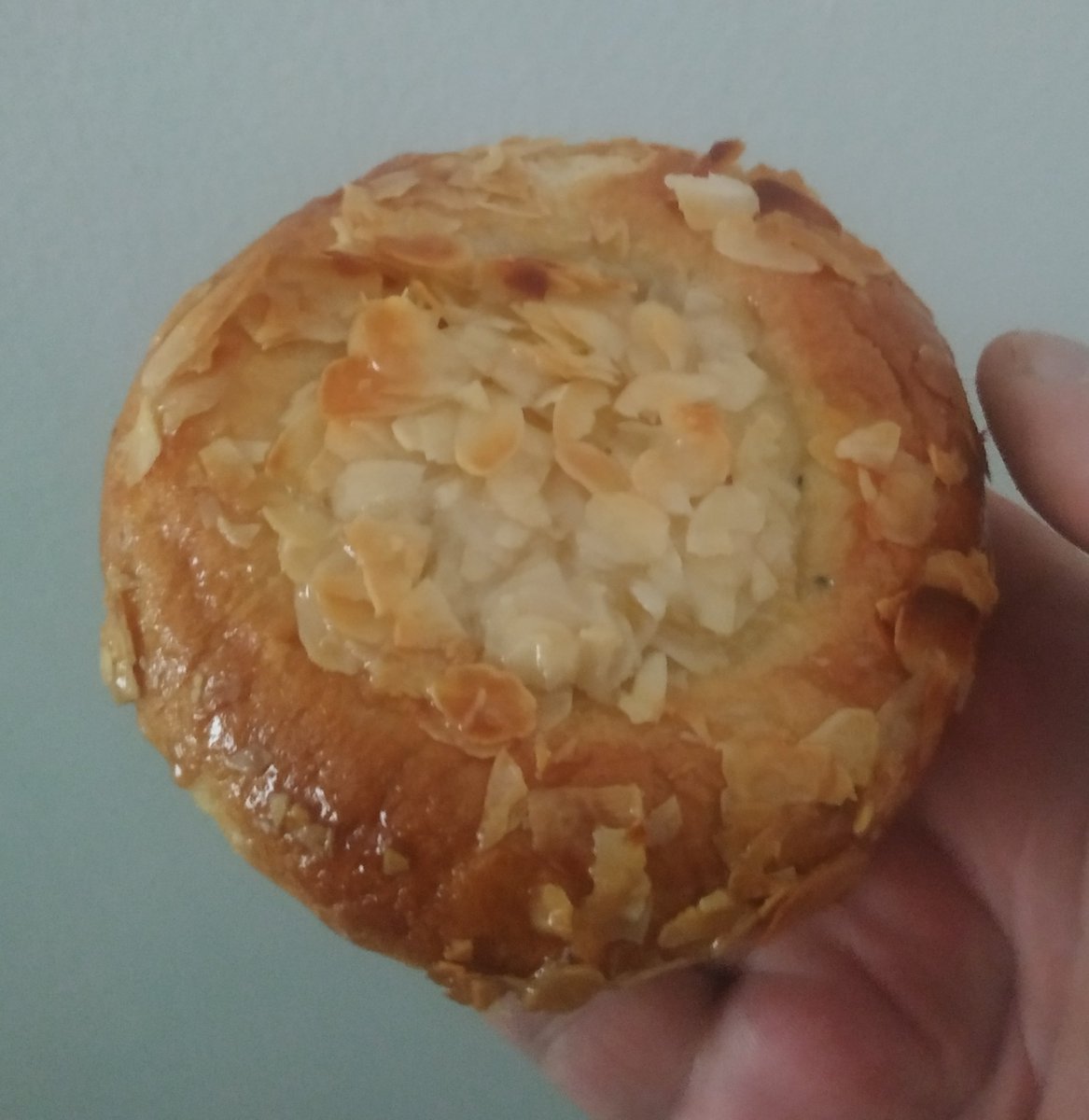 Torikauppa's tweet photo. Ihminen joka sanoo että toscapulla ei ole hyvää on avun tarpeessa!
#toscapulla #pulla #kahvi https://t.co/Sck9rdHEN3